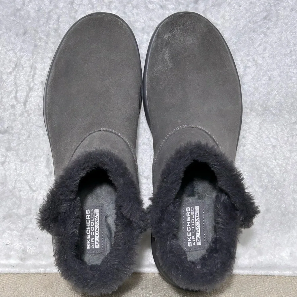 Skechers Womens Grey Suede On the Go Joy Bundle Up Faux Fur Slip On Boots SZ 9.5